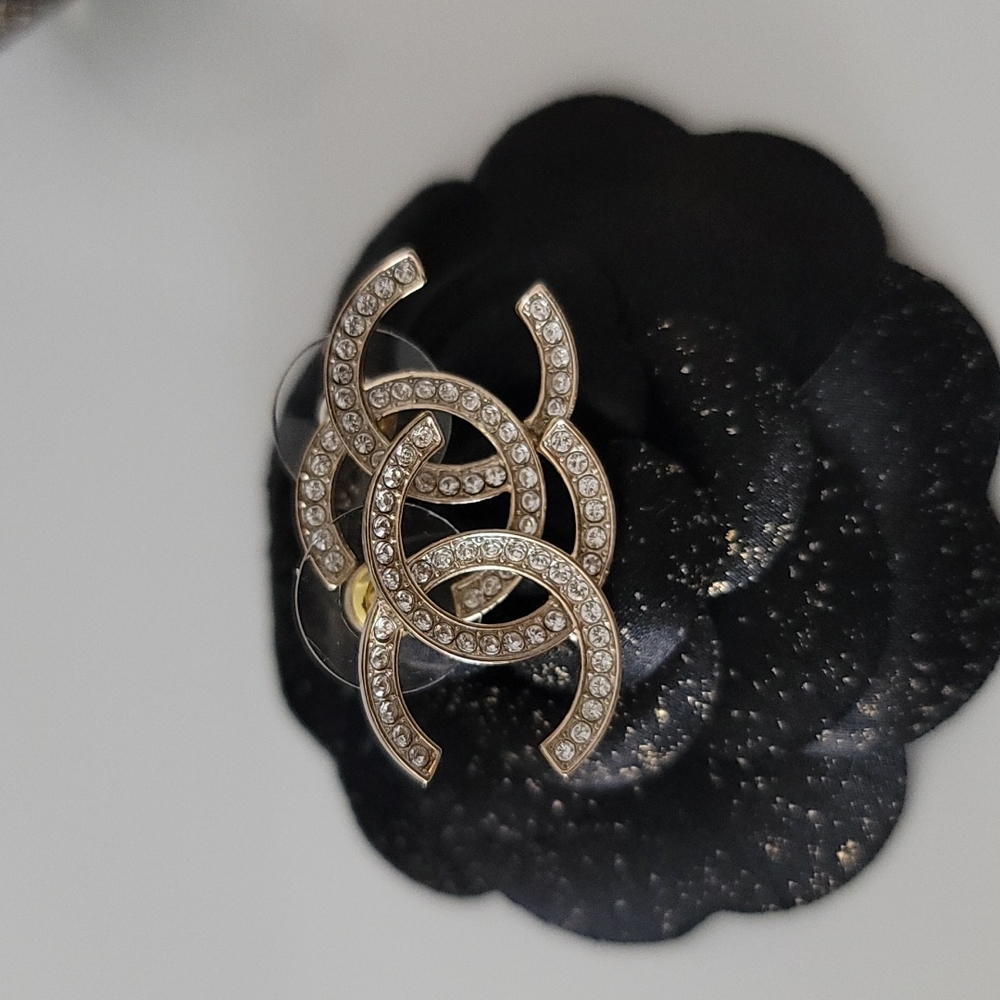 🦋Chanel🦋 CC Stud Earrings - Picture 8 of 10
